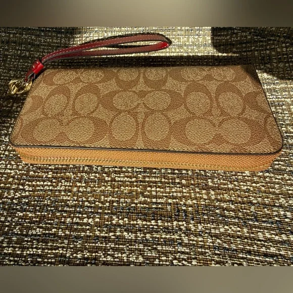 Coach x Peanuts Snoopy Patches Zip Around Accordion Wallet Wristlet - Picture 11 of 16